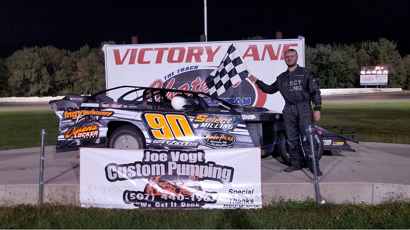 Ryan Wetzstein won the USRA Modified main event.