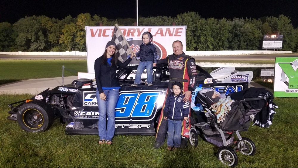 Kevin Stoa won the USRA Modified feature.