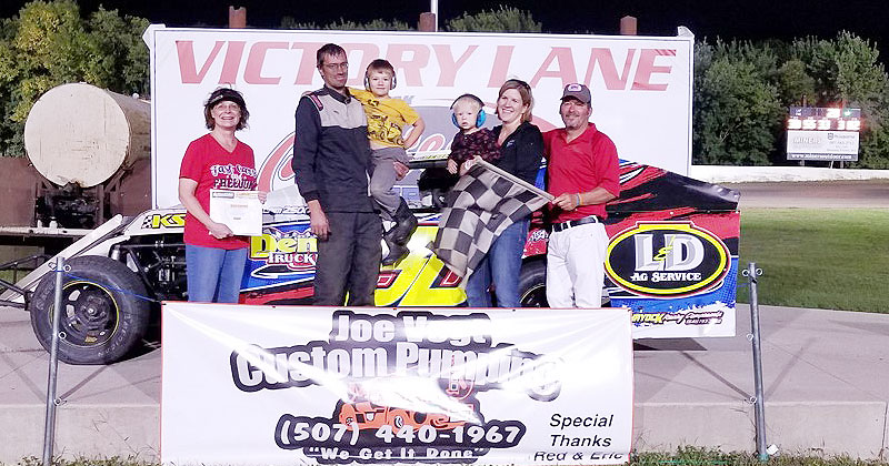 Scott Demmer won the USRA B-Mod feature on Friday, Aug. 31, at the Chateau Speedway in Lansing, Minn.